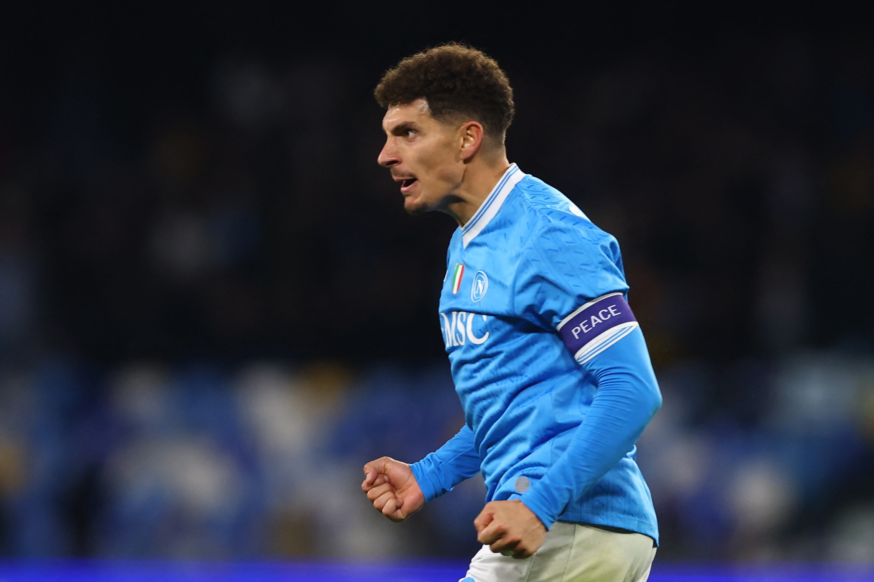 声援男友！阿贾·威尔逊穿趣味T恤：张伯伦、阿德巴约、科比